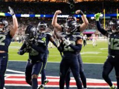 海鷹隊在第十屆超級碗比賽中擊敗愛國者隊,奪得球隊歷史上的第二個冠軍頭銜