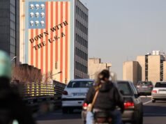 伊朗部分關閉霍爾木茲海峽,恢復與美國的間接核談判