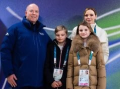 摩納哥阿爾貝二世親王女兒身穿狐狸毛大衣亮相2026年冬奧:網路批評紛至沓來