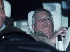 安德魯蒙巴頓-溫莎被捕後被拍到坐在汽車後座離開警察局