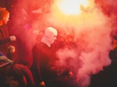 極端分子「遙控」煙霧彈,空服員衝突後受傷…南錫與格勒諾布爾的法乙比賽變成一場災難