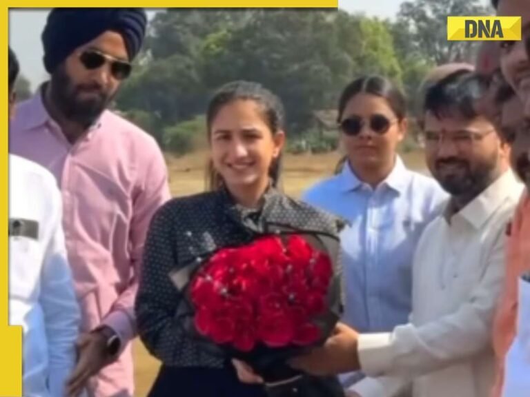 Radhika Merchant 在出差時穿著簡單的黑色服裝，散發出自然的素顏光澤