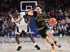 為在舊金山勇士球館與 11 號岡薩加隊的複賽而興奮