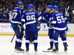 NHL 綜述:傑克·岡澤爾 (Jake Guentzel) 在加時賽中戲劇性地逆轉閃電隊