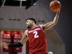 威斯康辛州砲轟排名第十的密西根州