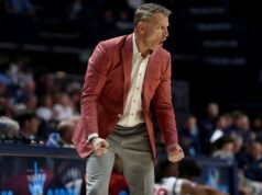 艾登·霍洛威帶領阿拉巴馬州連續第四次擊敗南卡羅來納州