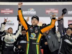 錢德勒史密斯 (Chandler Smith) 在 NASCAR 卡車系列賽揭幕戰中奪得加時賽勝利