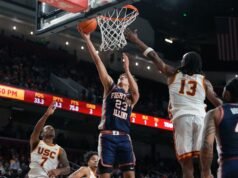 剛從潰敗中走出來,第十名伊利諾伊大學在對陣加州大學洛杉磯分校的比賽中保持警惕