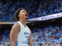 塞思·特林布爾 (Seth Trimble) 在北卡羅來納大學 (UNC) 戰勝 24 號路易斯維爾大學 (Louisville) 的職業生涯第 18 場比賽