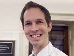 眾議員傑克·奧金克洛斯 (Jake Auchincloss) 告訴其他國會議員“觸摸草地”