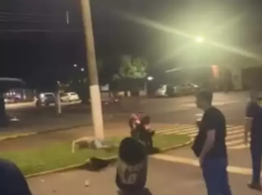 在多拉杜斯,向一名摩托車手安全扔垃圾桶