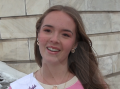 選美冠軍凱莉·布什在被剝奪桂冠后淚流滿面