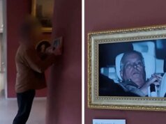 前安德魯王子被捕後的著名肖像畫掛在羅浮宮博物館內