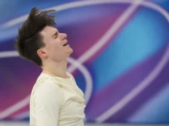 美國滑冰運動員馬克西姆·瑙莫夫在飛機失事失去父母一年後首次亮相奧運