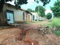 2 月 22 日,科羅拉多州雅丁市,一名居民抱怨道路無法通行