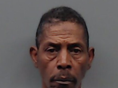 老帕特里克·馬霍姆斯 (Patrick Mahomes Sr.) 因違反緩刑規定而被捕,並涉嫌飲酒