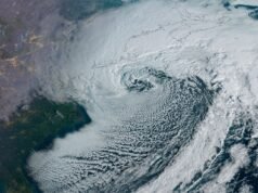 衛星觀測到炸彈旋風帶著降雪和閃電襲擊美國東北部