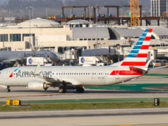 頭等艙種族主義爆發迫使美國航空飛回達拉斯沃斯堡國際機場登機口