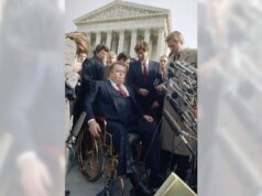 2 月 24 日,傑裡·福爾韋爾 (Jerry Falwell) 在最高法院輸給了拉里·弗林特 (Larry Flynt)