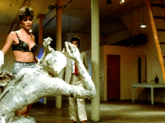 這部 80 年代 Netflix 超現實 R 級喜劇是大師導演的秘密傑作