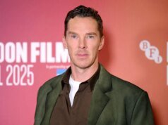 本尼迪克特·康伯巴奇在《最後的航程》中飾演美國國際開發署協調員