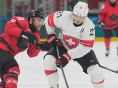 瑞士隊凱文·菲亞拉在對陣加拿大隊的比賽中被擔架抬上