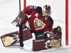 德斯比恩斯在冬奧休息後的第一場比賽中擊敗塞倫斯,擊敗了塞倫斯,完成了 34 次射門