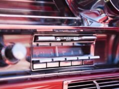 廣播明星生活在人們的汽車裡