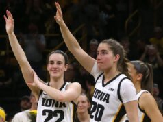 凱特琳克拉克 (Kaitlyn Clark) 和凱特馬丁 (Kate Martin) 隊友慶祝愛荷華州姐妹會的重大新聞