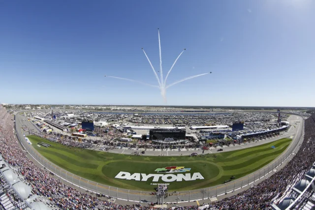 DAYTONA-500-Flyover-2017-USAF-Thunderbirdss_sm-e4d8c493dac4c7d_e4d8c5e5-bdd9-12e4-ce8cbd772c93512c.j.webp
