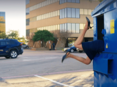 《別告訴拉里》是 2025 年最完美的喜劇,所有人都錯過了