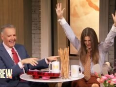 德魯·巴里摩爾在脫口秀烹飪節目中被麵包棒噎住了