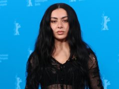 Charli xcx 稱讚柏林“不迴避政治電影”