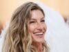 吉賽兒邦臣 (Gisele Bündchen) 在一段明亮、素顏的影片中展示了她精確的腹部鍛煉