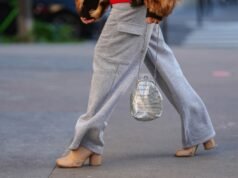 7 種可以搭配灰色運動褲的鞋子,從芭蕾平底鞋到細高跟鞋