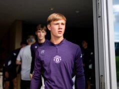 吉姆·思韋茨 (Jim Thwaites) 為曼城 U18 隊打進一記超級自由球,贏得曼城 U18 隊球員起立鼓掌