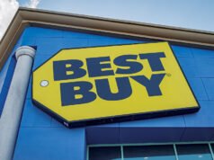 警方稱,百思買 (Best Buy) 一名員工使用經理代碼獲得 MacBook 99% 的折扣