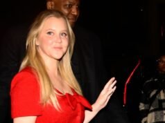 艾米舒默在離婚後的第一個情人節穿著火辣的紅色比基尼游泳