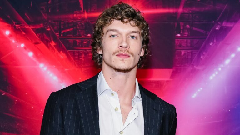 哪裡可以免費觀看 NBC 康納·斯托里 (Connor Storrie) 主持的“SNL”直播