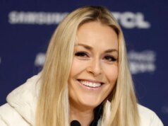 林賽沃恩 (Lindsey Vonn) 在 2026 年冬奧會上摔倒後仍無法站起來
