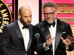 塞斯·羅根 (Seth Rogen) 和埃文·戈德堡 (Evan Goldberg) 在接受 DGA 獎時感謝凱瑟琳·奧哈拉 (Catherine O’Hara)