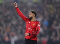 萊尼·約羅和馬修斯·庫尼亞在 1-0 戰勝埃弗頓後向曼聯球迷致辭