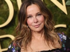 65 歲的詹妮弗·格雷 (Jennifer Grey) 在最近的一次女孩旅行中穿著黑色比基尼擺出姿勢