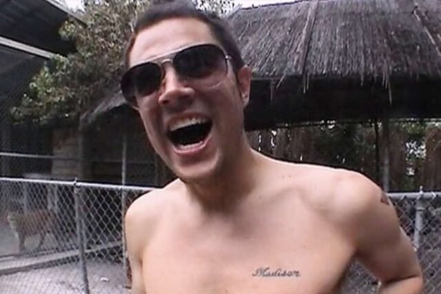 Johnny-Knoxville-Jackass-The-Movie-2-022426-ddb8d18736574102b9ed80504c002d93.jpg