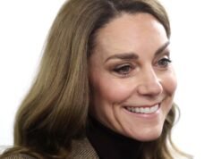 凱特王妃 (Kate Middleton) 將寬鬆的波浪捲髮換成了 80 年代充滿活力的捲發