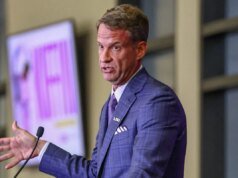 萊恩·基芬 (Lane Kiffin) 和路易斯安那州立大學 (LSU) 球員在 NFL 聯合賽上公開發表 Ole Miss 言論,抗議 DL 隊 (Rebels DL) 言語攻擊老虎隊 (Tigers HC)