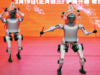 中國:三足人形機器人為農曆新年練習舞獅
