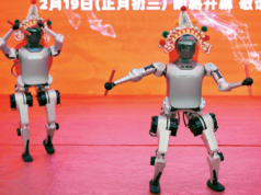 中國:三足人形機器人為農曆新年練習舞獅