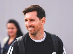 這很容易!梅西在孩子們的注視下踢出了精彩的角球