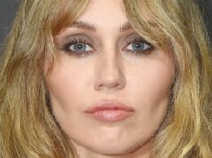 麥莉·賽勒斯被發現戴著獨特的金髮假髮拍攝《漢娜·蒙塔娜》